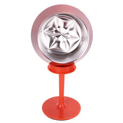 Изолированная коктейльная стеклянная чашка